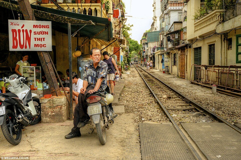 Sổ tay du lịch so tay du lich Sotaydulich Sotay Dulich Khampha Kham Pha Bui Hình ảnh đường ray xe lửa ở Hà Nội trên báo Anh