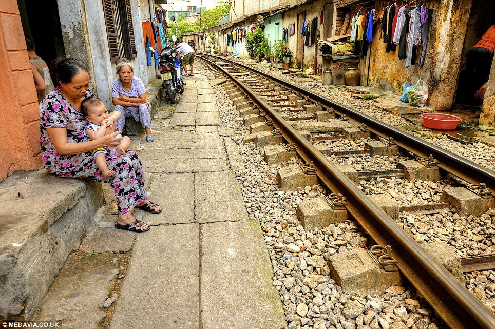 Sổ tay du lịch so tay du lich Sotaydulich Sotay Dulich Khampha Kham Pha Bui Hình ảnh đường ray xe lửa ở Hà Nội trên báo Anh