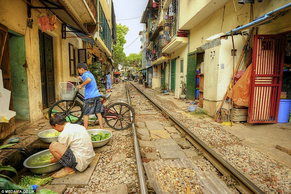 Sổ tay du lịch so tay du lich Sotaydulich Sotay Dulich Khampha Kham Pha Bui Hình ảnh đường ray xe lửa ở Hà Nội trên báo Anh