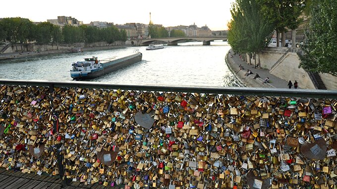 Sổ tay du lịch so tay du lich Sotaydulich Sotay Dulich Khampha Kham Pha Bui Tranh cãi sau khi thành cầu Tình yêu ở Paris đổ sụp