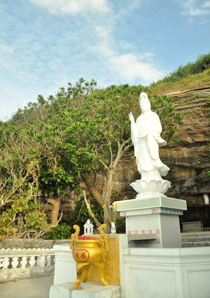 Sổ tay du lịch so tay du lich Sotaydulich Sotay Dulich Khampha Kham Pha Bui Vãn cảnh chùa Đục, chùa Hang trên đảo Lý Sơn