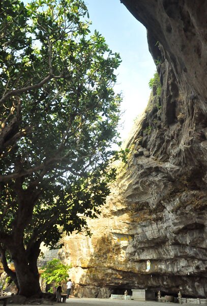 Sổ tay du lịch so tay du lich Sotaydulich Sotay Dulich Khampha Kham Pha Bui Vãn cảnh chùa Đục, chùa Hang trên đảo Lý Sơn