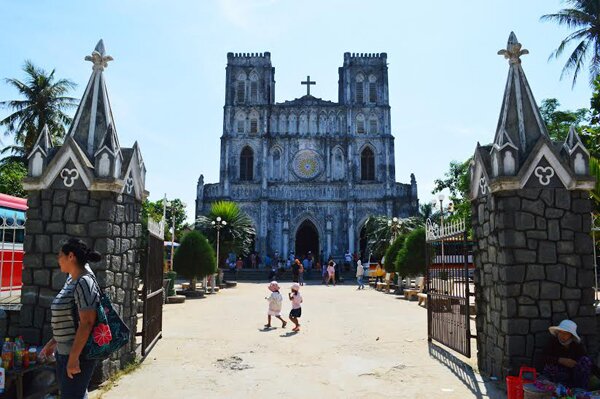 Sổ tay du lịch so tay du lich Sotaydulich Sotay Dulich Khampha Kham Pha Bui Thăm nhà thờ Mằng Lăng cổ kính ở Phú Yên