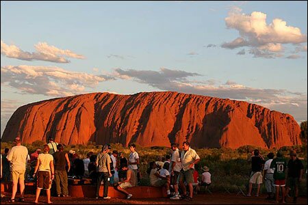 Sổ tay du lịch so tay du lich Sotaydulich Sotay Dulich Khampha Kham Pha Bui Nui da Uluru Ky quan thien nhien của Australia